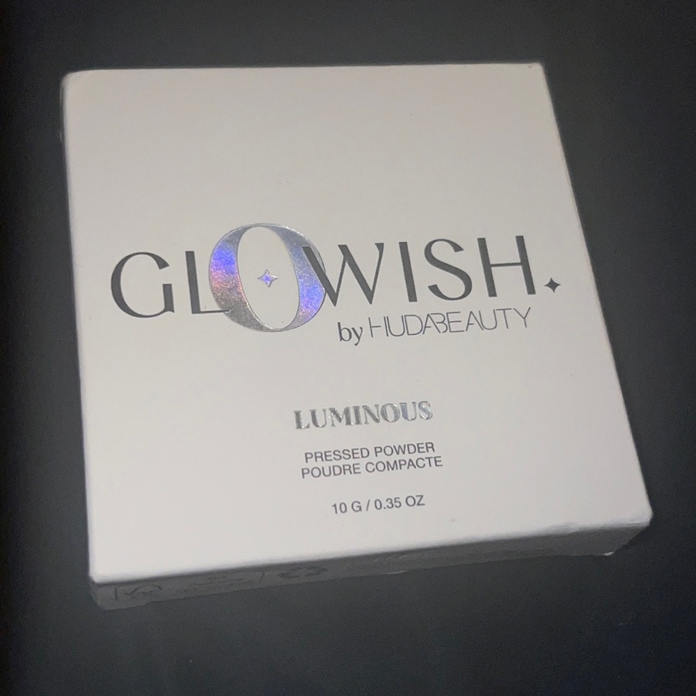 Brand new in box HUDA BEAUTY 
GloWish Lightweight Blurring Pressed Powder tan 08